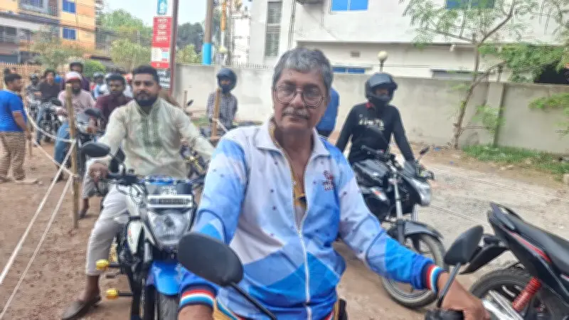 রাজশাহীতে জ্বালানি তেলের সংকট: দীর্ঘ সারিতে দাঁড়িয়ে সাধারণ মানুষের দুর্ভোগ