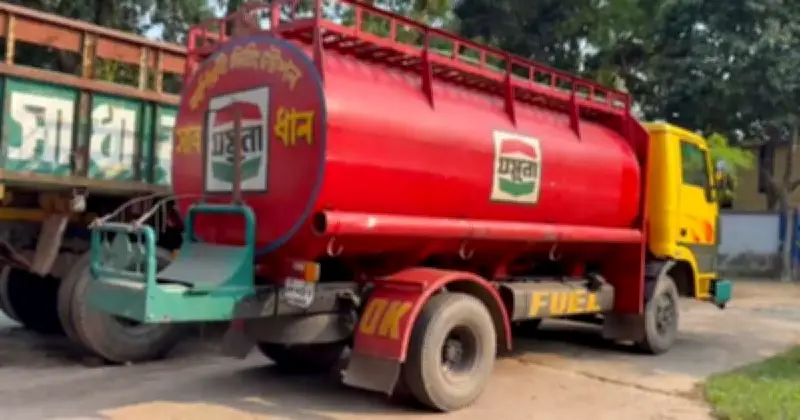 সাতক্ষীরায় অবৈধ পেট্রোল পরিবহন: যমুনা পেট্রোলিয়ামের লোগোযুক্ত ট্রাক জব্দ, ৪ ডিলার আটক