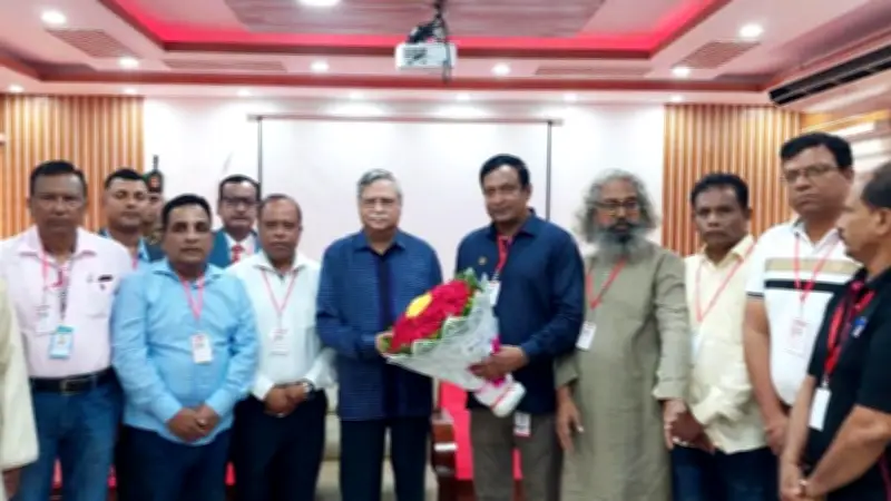 রাষ্ট্রপতির সঙ্গে পাবনার ব্যবসায়ী ও সাংবাদিক নেতাদের সাক্ষাৎ, জ্বালানি সংকটে যুক্তরাষ্ট্রকে চিঠি