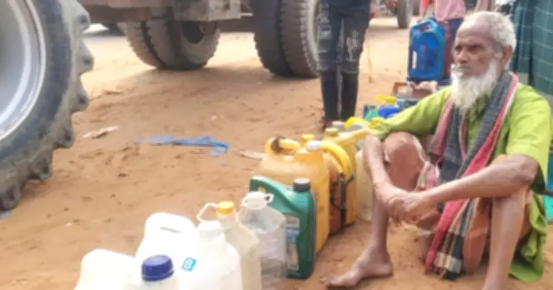 তানোরে কৃষকদের তেলের জন্য দীর্ঘ লাইন, সরবরাহ সংকটে হতাশা