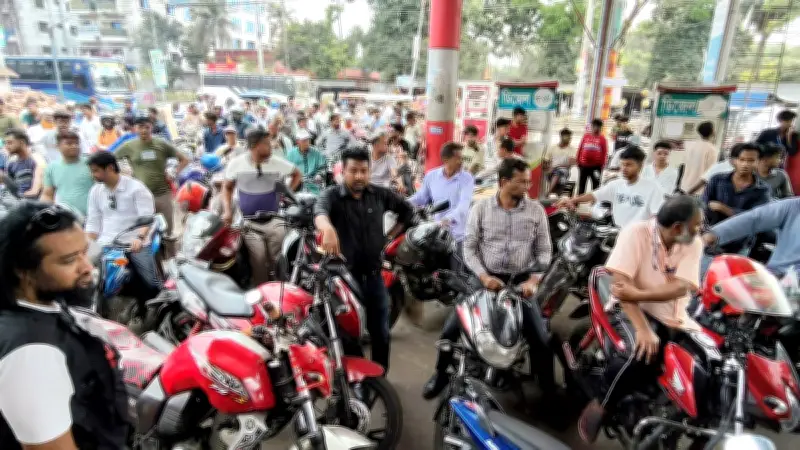 মাদারীপুরে জ্বালানি তেল সংকট: মোটরসাইকেল চালকদের হাড়ভাঙা অপেক্ষা ও বিশৃঙ্খলা