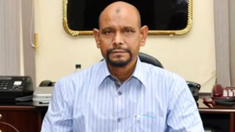 সংসদে নামাজে গিয়ে জুতা হারানো হানজালার ফেসবুক পোস্ট: ডেপুটি-সহকারী অ্যাটর্নি জেনারেলদের পরীক্ষা নেবে কর্তৃপক্ষ