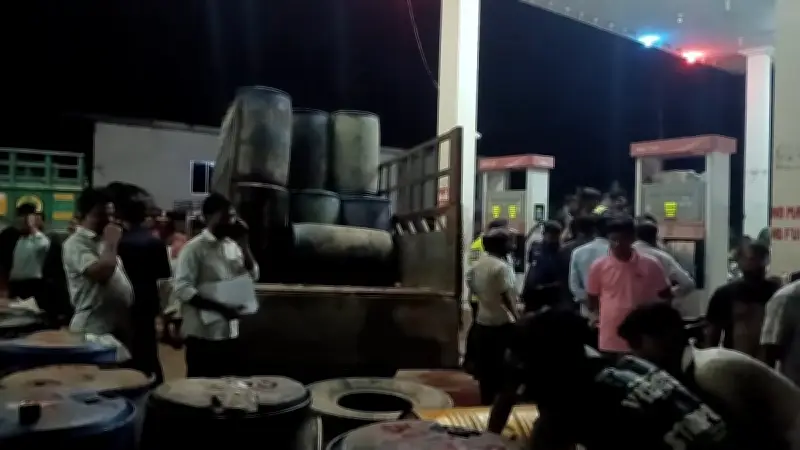 কালিয়ায় অভিযানে ৭ হাজার ৪০০ লিটার অবৈধ ডিজেল জব্দ, দুই ব্যক্তিকে জরিমানা