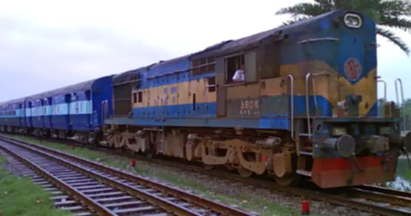 সিলেটগামী উপবন এক্সপ্রেস ট্রেনে ইঞ্জিন থেকে মবিল পড়ে আগুন, যাত্রীদের মধ্যে আতঙ্ক