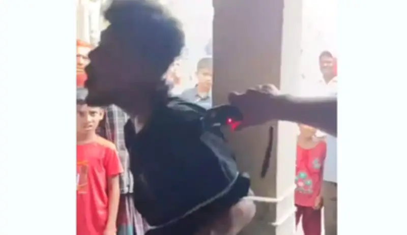 কুমিল্লায় যুবককে খুঁটির সঙ্গে বেঁধে ইলেকট্রিক শক দেওয়ার ভিডিও ভাইরাল, পুলিশ বলছে 'পেশাদার চোর'