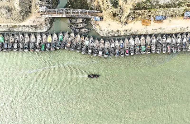 ডিজেল সংকটে মাছ ধরার ট্রলার নোঙরে, সমুদ্রে যেতে পারছেন না জেলেরা