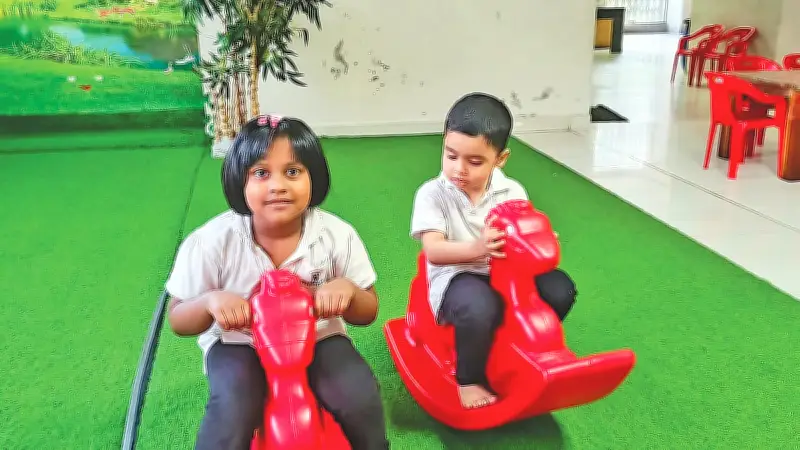 শিশু দিবাযত্ন কেন্দ্রে বেতন-ভাতার সংকট: কর্মজীবী মায়েদের দুশ্চিন্তা