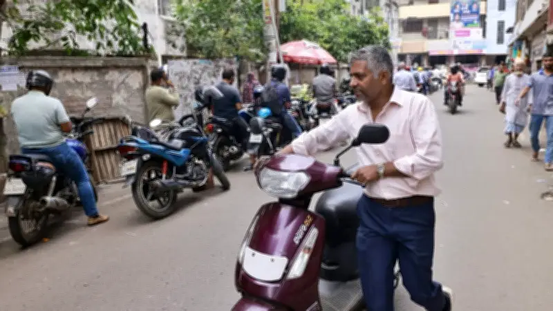জ্বালানি সংকটে বিপর্যস্ত দেশ: পেট্রল-ডিজেলের অভাবে থমকে যাচ্ছে জীবনযাত্রা
