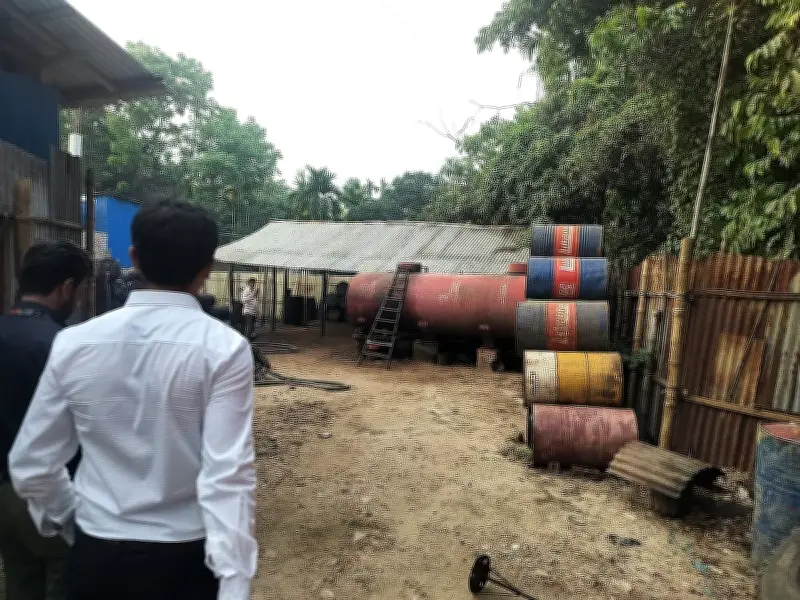 সীতাকুণ্ডে অবৈধ তেল ডিপো উদ্ধার: দেশজুড়ে অভিযানে ২ লাখ ৯৬ হাজার লিটার তেল জব্দ