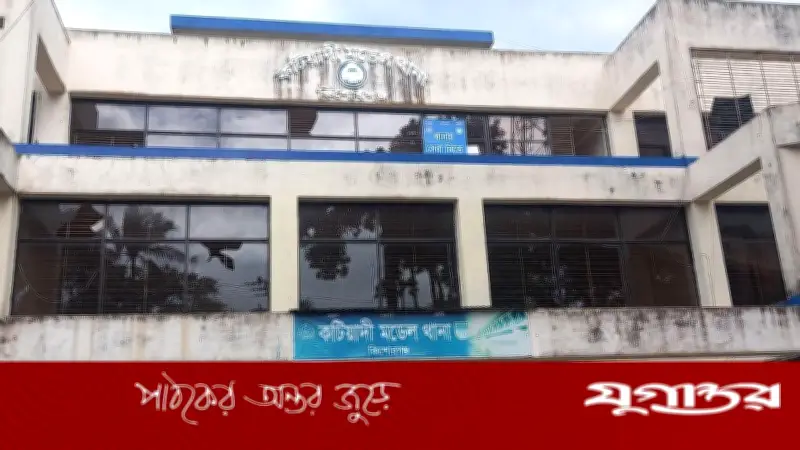 কটিয়াদীতে মাদক ব্যবসায়ীদের বিরুদ্ধে জনতার ক্ষোভ বিস্ফোরণ: পাঁচ বাড়িতে ভাঙচুর, একজন আটক