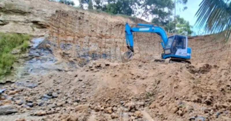 মিরসরাইয়ে অবৈধ পাহাড় কাটার অভিযানে জরিমানা, ট্রাক ও এক্সেভেটর জব্দ