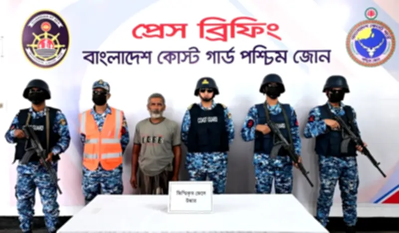 সুন্দরবনে দস্যুদের কবল থেকে জেলে মজিবর গাজীকে উদ্ধার করেছে কোস্টগার্ড