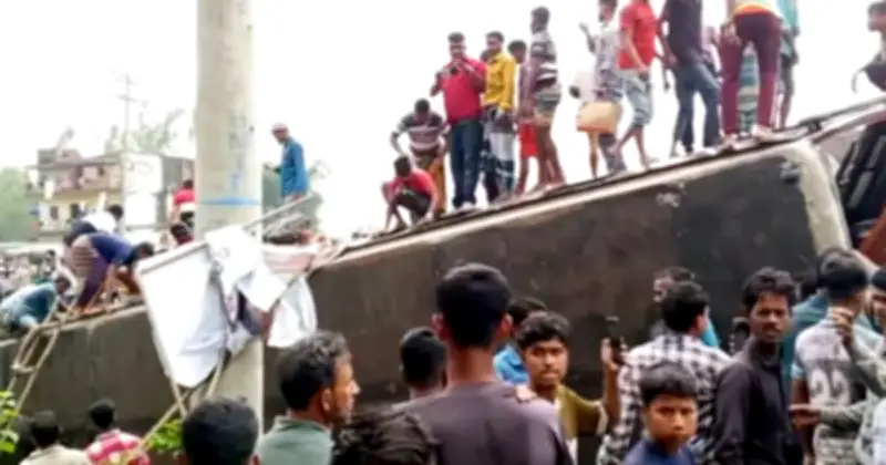 হবিগঞ্জের বাহুবলে বাস উল্টে ১৫ জন আহত, মহাসড়কে যান চলাচল ব্যাহত