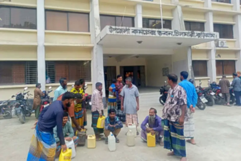 কুড়িগ্রামের চিলমারীতে ডিজেল সংকটে জেলেদের বিক্ষোভ, অতিরিক্ত দামে বিক্রির অভিযোগ