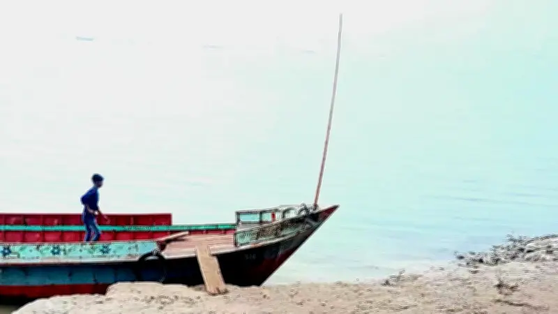 গ্রামীণ আড়ায় আধুনিকতা থেকে রাজধানীর লাল সূর্যোদয়: বাংলাদেশের জীবনের ছবি