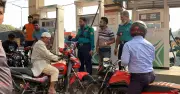 রাজশাহীতে জ্বালানি তেলের সংকটে ফিলিং স্টেশনে দীর্ঘ লাইন ও পুলিশি হস্তক্ষেপ