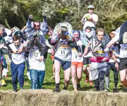 যুক্তরাজ্যে অনুষ্ঠিত হলো 'স্ত্রী বহন দৌড়' প্রতিযোগিতা, ফিনল্যান্ডের জুটি চ্যাম্পিয়ন