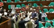 সংসদ অধিবেশনে রাষ্ট্রপতির ভাষণে বিরোধী দলের প্ল্যাকার্ড প্রতিবাদ ও ওয়াকআউট