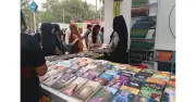 অমর একুশে বইমেলা শেষের অপেক্ষায়, পাঠকের ভিড়ে মুখরিত স্টলগুলো