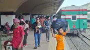 ঈদযাত্রার তৃতীয় দিনে কমলাপুর রেলস্টেশনে বাড়ছে যাত্রীদের ভিড়