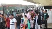 ঈদে ঘরমুখো মানুষের ঢল, কমলাপুর রেলস্টেশনে বেড়েছে যাত্রীদের চাপ