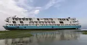 ঝড়ে নিয়ন্ত্রণ হারিয়ে যাত্রীবাহী লঞ্চ ডুবোচরে, ৮০ যাত্রী আটকা
