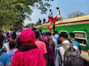 ঈদযাত্রায় তিস্তা এক্সপ্রেসে যাত্রীদের ভোগান্তি: জানালা দিয়ে উঠতে বাধ্য, ছাদে ঠাসাঠাসি
