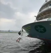 মুন্সিগঞ্জ লঞ্চঘাটে ঝুঁকিপূর্ণ নামার চেষ্টা: মো. জাহির নদীতে পড়ে যান, ফায়ার সার্ভিস উদ্ধার করে