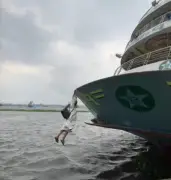 মুন্সিগঞ্জে লঞ্চ থেকে ঝুঁকি নিয়ে নামার চেষ্টায় যুবক নদীতে পড়ে গেলেন