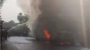 নড়াইল এক্সপ্রেস বাসে আগুন, যান্ত্রিক ত্রুটিতে যাত্রীরা রক্ষা পেলেন