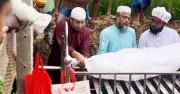 প্রতিমন্ত্রী ইয়াসের খান চৌধুরীর মানবিকতা: প্রটোকল ভেঙে কবরে নেমে মরদেহ দাফনে অংশ