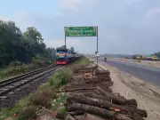 যমুনা সেতুর পূর্ব প্রান্তে রেলপথে ট্রেনে কাটা পড়ে শিশুসহ পাঁচজনের মৃত্যু