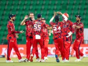 বল পরিবর্তনে জরিমানা, শেষ ওভারে নাটকীয় জয় করাচি কিংসের