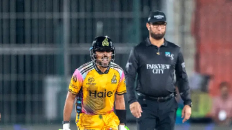 বাবর আজমের ঐতিহাসিক ৫২ বলে সেঞ্চুরি: পিএসএলে নতুন রেকর্ড গড়লেন পাকিস্তানি ব্যাটসম্যান