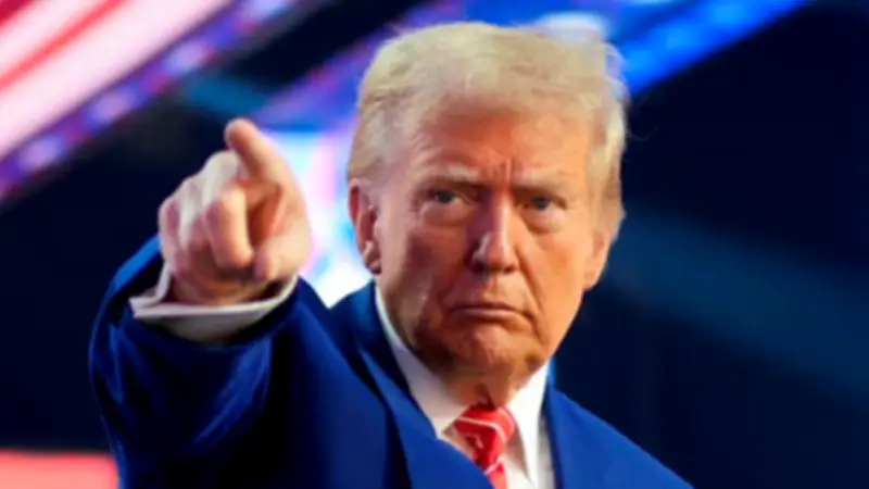 হরমুজ প্রণালিতে ইরানি জাহাজ জব্দ, ট্রাম্পের ঘোষণায় উত্তেজনা তীব্র