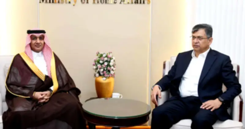 সৌদি রাষ্ট্রদূতের সঙ্গে স্বরাষ্ট্রমন্ত্রীর বৈঠক: পাসপোর্ট ইস্যু ও বিনিয়োগে সহযোগিতা আলোচনা
