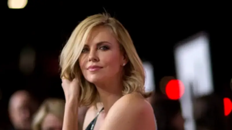 শার্লিজ থেরনের কৈশোরের মর্মান্তিক স্মৃতি: বাবার মৃত্যু ও পারিবারিক সহিংসতার গল্প