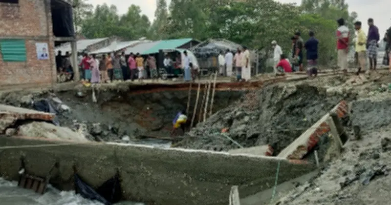 পেকুয়ায় পূর্ণিমার জোয়ারে স্লুইসগেট ভেঙে লবণের মাঠ তলিয়ে, ক্ষতিগ্রস্ত হাজারো চাষি