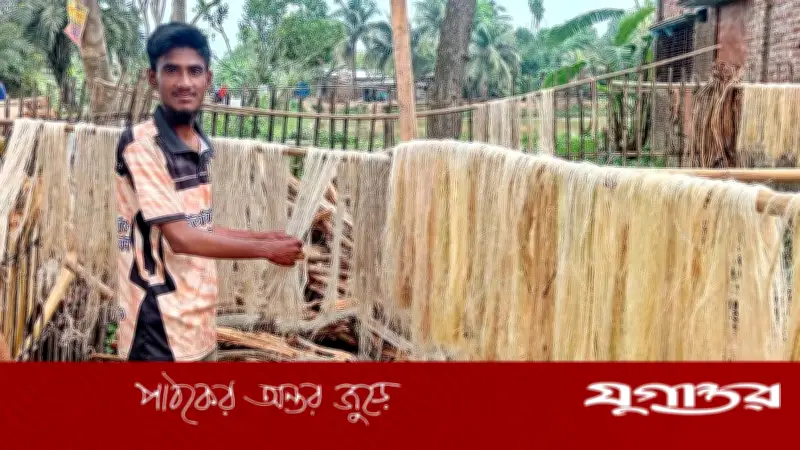 কলাগাছের বাকল থেকে সুতা উৎপাদন করে স্বাবলম্বী যুবক রিয়াছাদ রেজভী