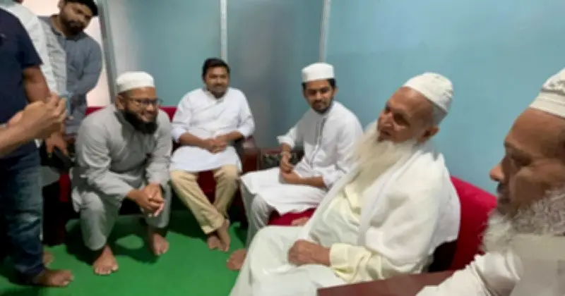 আসিফ মাহমুদের সঙ্গে আল্লামা মুহিবুল্লাহ বাবুনগরীর সৌজন্য সাক্ষাৎ, রাজনৈতিক সহযোগিতা নিয়ে আলোচনা