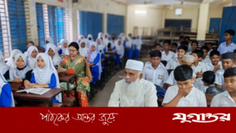 কুমিল্লার এমপি মনিরুল হক চৌধুরী স্কুলে বাংলা ক্লাশে ছাত্রদের সঙ্গে বসেন