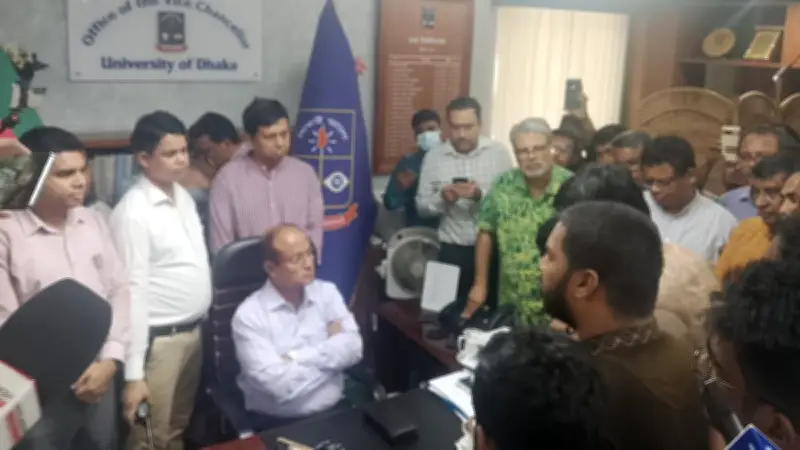 ঢাবিতে নবীন শিক্ষার্থীদের আবাসন সংকট: ডাকসুর ঘেরাও ও উপাচার্যের সঙ্গে দীর্ঘ বৈঠক
