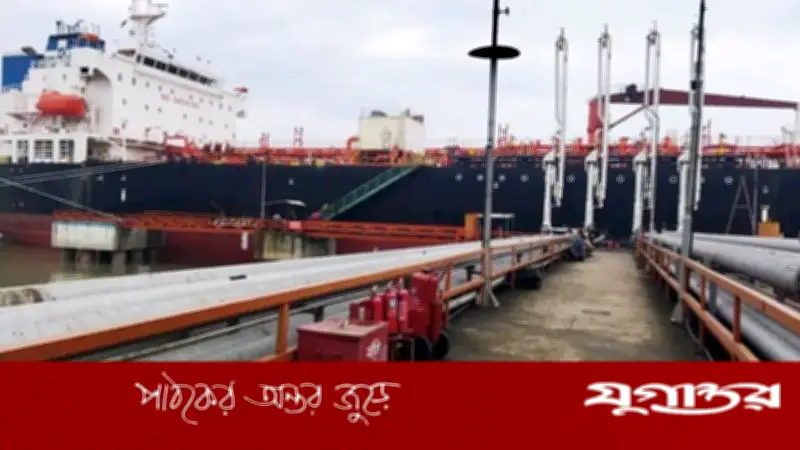 চট্টগ্রাম বন্দরে জ্বালানি সরবরাহ বাড়লেও ফিলিং স্টেশনে দীর্ঘ লাইন অব্যাহত
