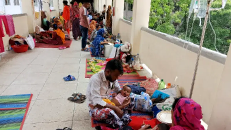 রাজশাহী মেডিকেলে হামে আক্রান্ত শিশুদের ভোগান্তি: বারান্দায় চিকিৎসা, আইসিইউ সংকটে মৃত্যু