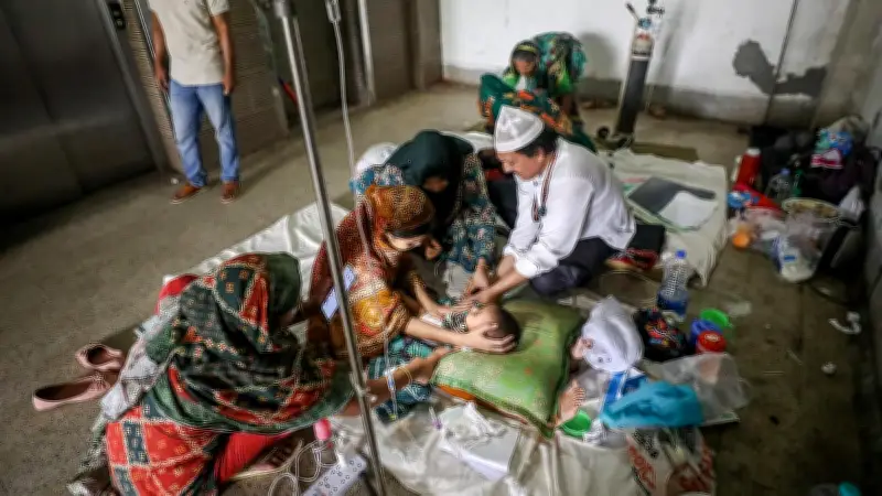 মহাখালীর সংক্রামক ব্যাধি হাসপাতালে নোংরা পরিবেশে চলছে চিকিৎসা, ডাস্টবিনের পাশেই মেঝেতে বিছানা