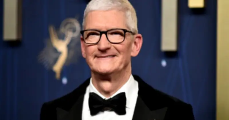 অ্যাপলের সিইও পদ থেকে সরে দাঁড়াচ্ছেন টিম কুক, দায়িত্ব নিচ্ছেন জন টার্নাস