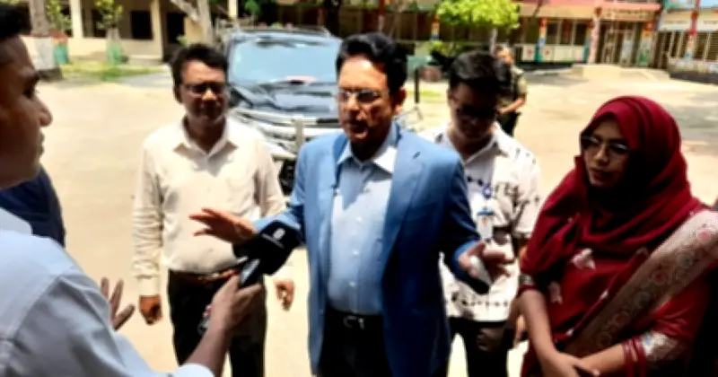 শিক্ষামন্ত্রীর আকস্মিক পরিদর্শনে মানিকগঞ্জের এসএসসি পরীক্ষা কেন্দ্র