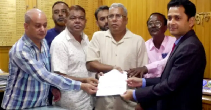 জ্বালানি তেলের দাম বাড়ায় গণপরিবহন ভাড়া পুনর্নির্ধারণের দাবিতে রংপুরে ৪৮ ঘণ্টার আলটিমেটাম