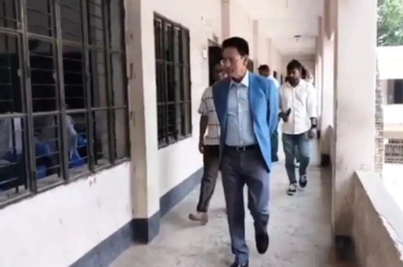 শিক্ষামন্ত্রীর আকস্মিক পরিদর্শনে মানিকগঞ্জের এসএসসি পরীক্ষাকেন্দ্রে চাঞ্চল্য