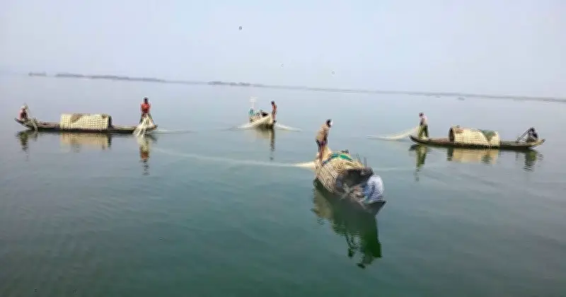 কাপ্তাই হ্রদে মাছ শিকারে নিষেধাজ্ঞা, জেলেদের জন্য চাল ও আর্থিক সহায়তা